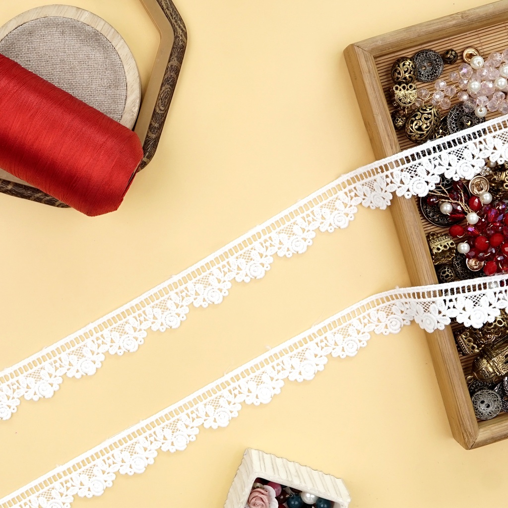 One Side Border Shuttle Lace with Floral Pattern