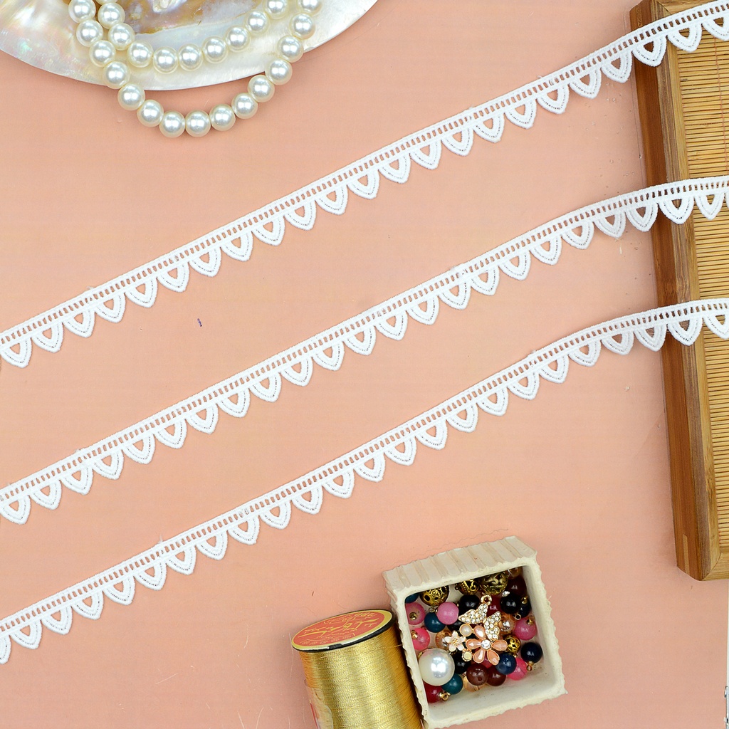One Side Border Shuttle Lace