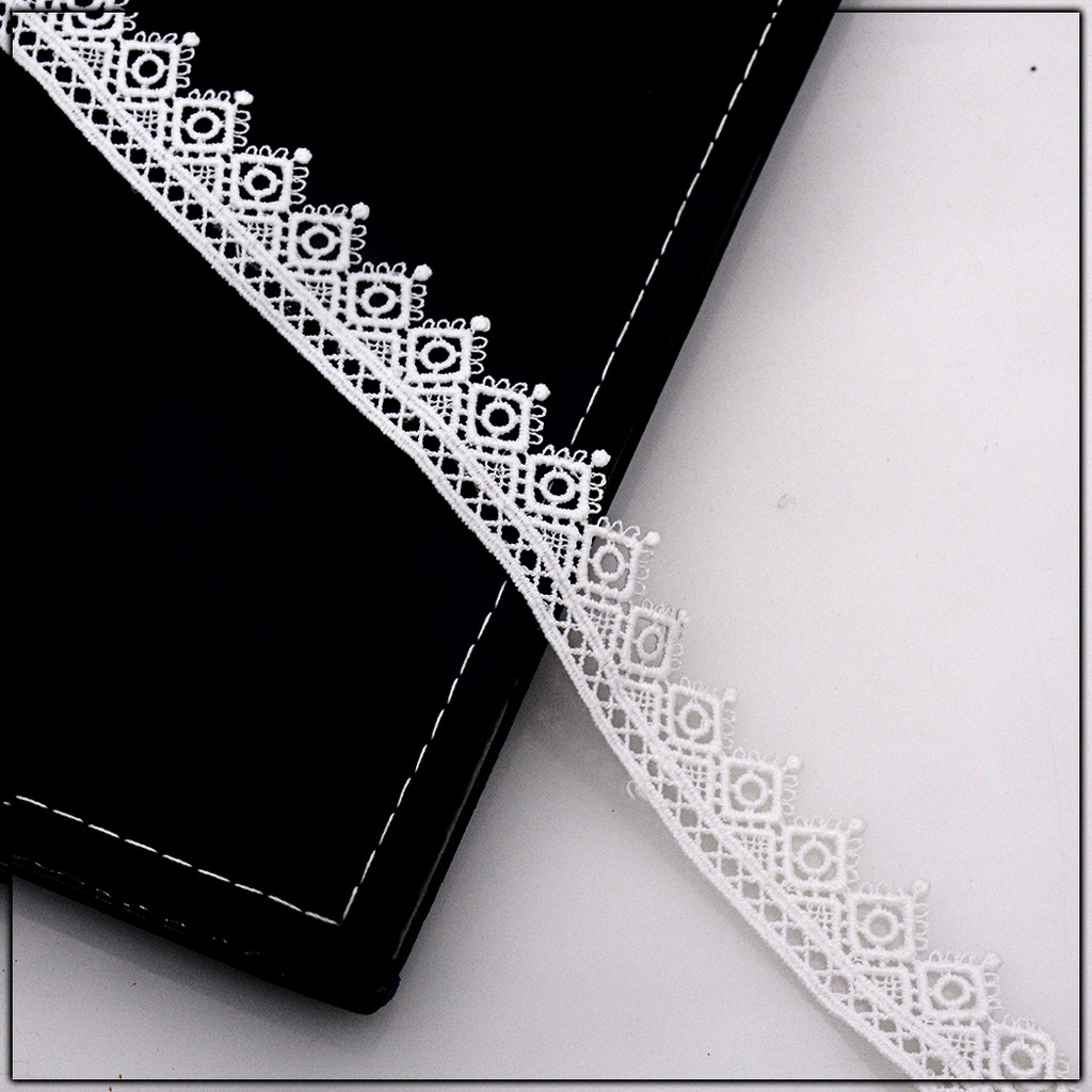 One Side Border Shuttle Lace