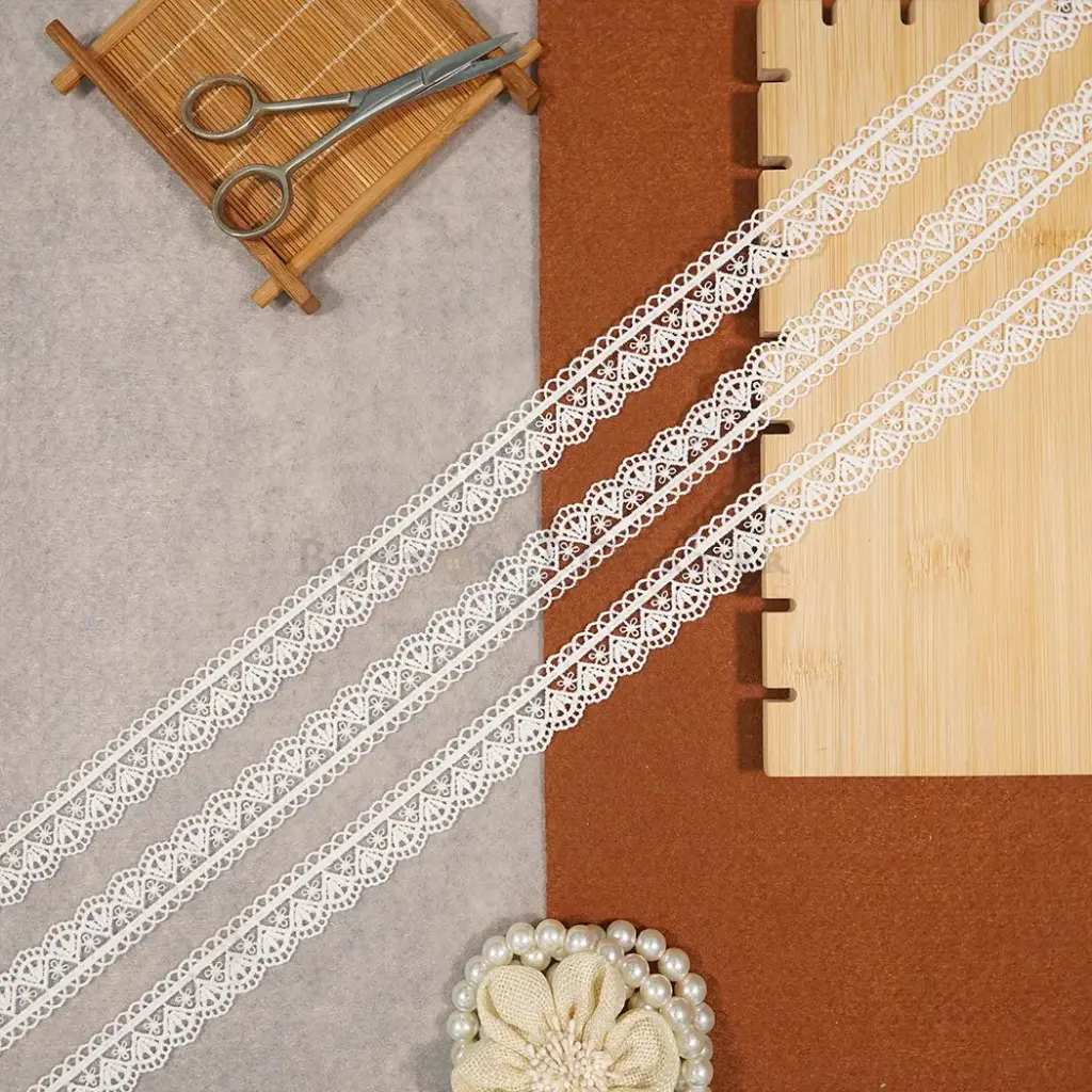 One Side Border Shuttle Lace
