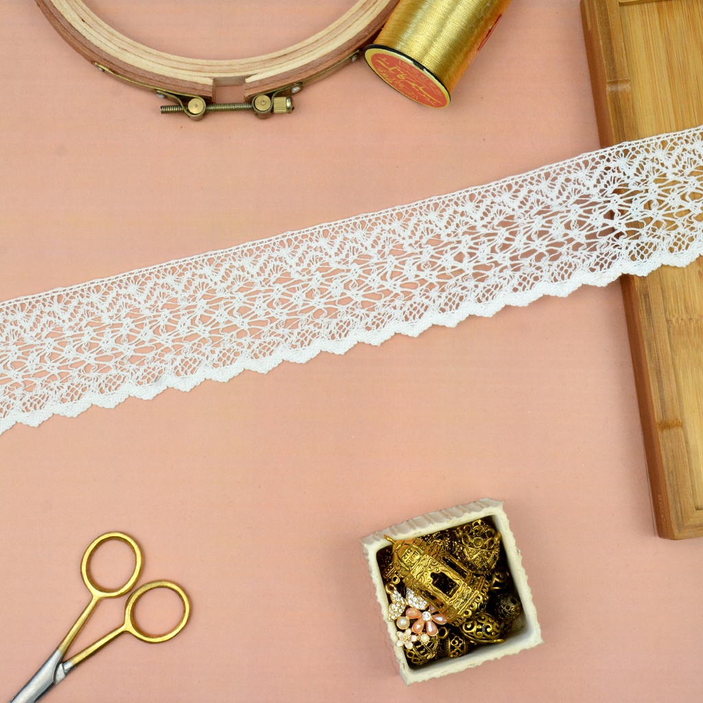 One Side Border Shuttle Lace