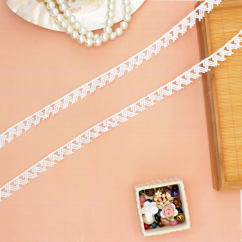 One Side Border Shuttle Lace