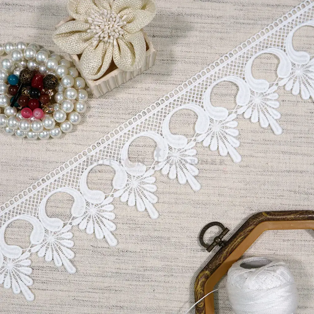 One Side Border Shuttle Lace