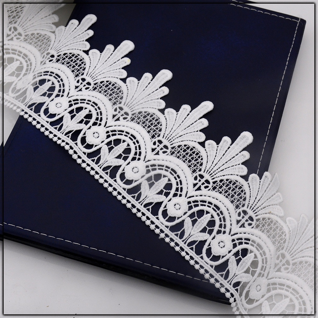 One Side Border Shuttle Lace