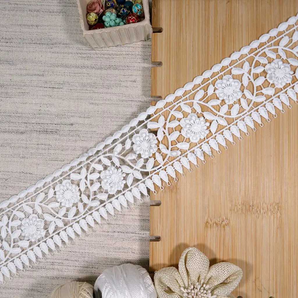 One Side Border Shuttle Lace with Floral Pattern