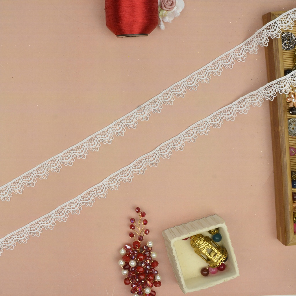 One Side Border Shuttle Lace