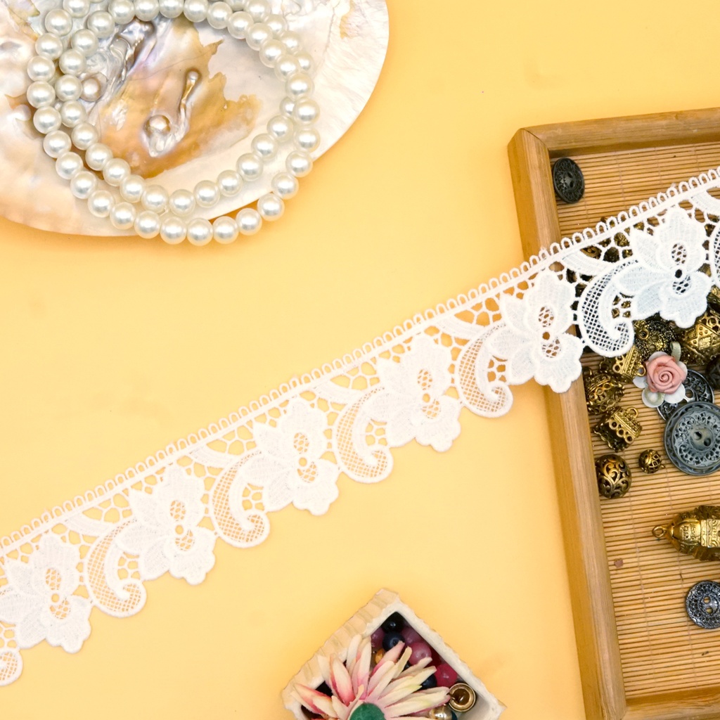 One Side Border Shuttle Lace