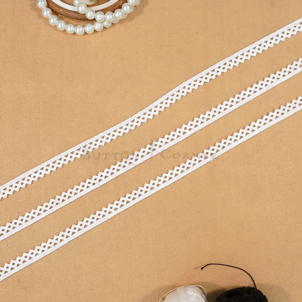 One Side Border Shuttle Lace