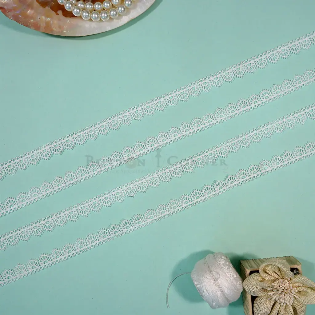 Scallop Edge Side Border Shuttle Lace