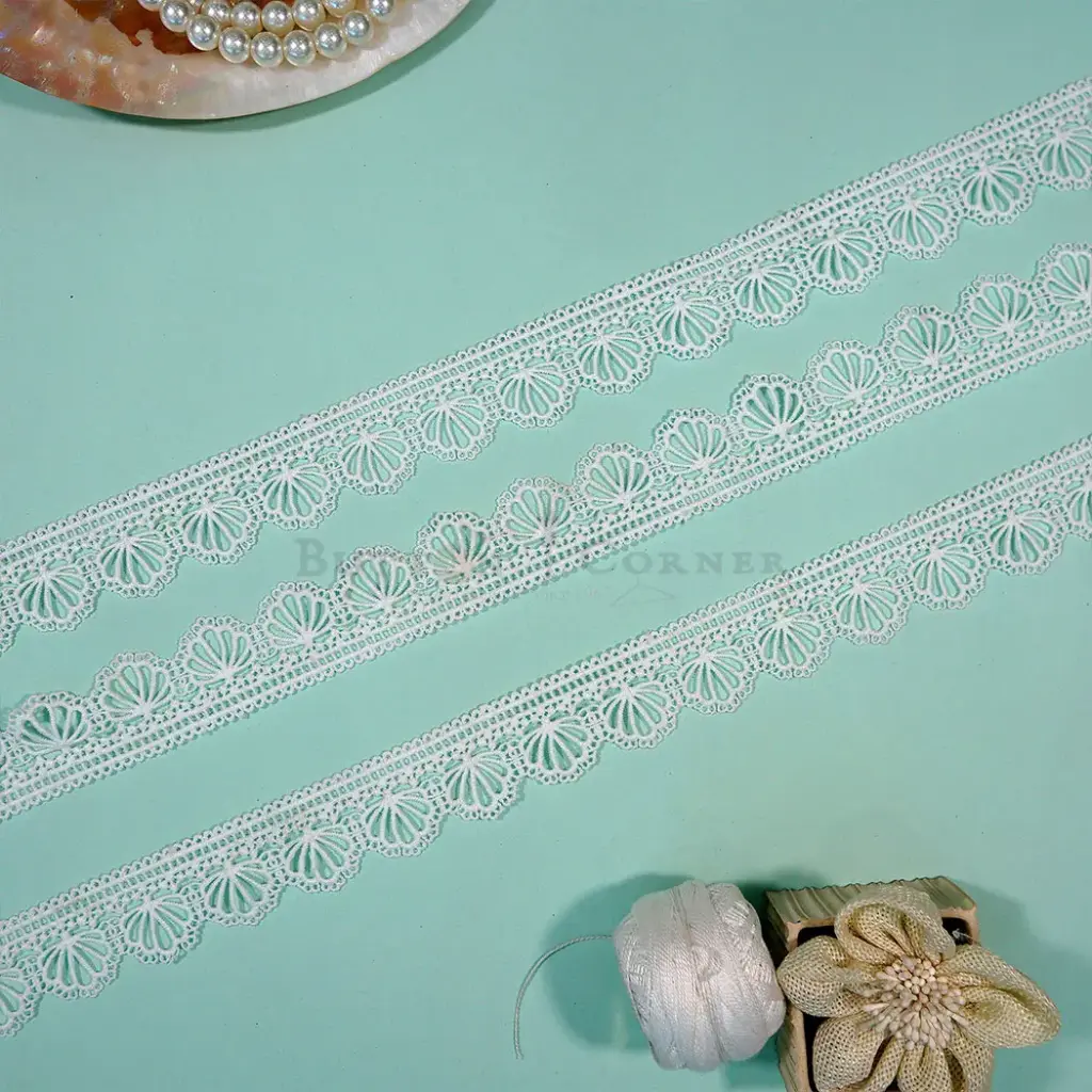 Scallop Edge Side Border Shuttle Lace