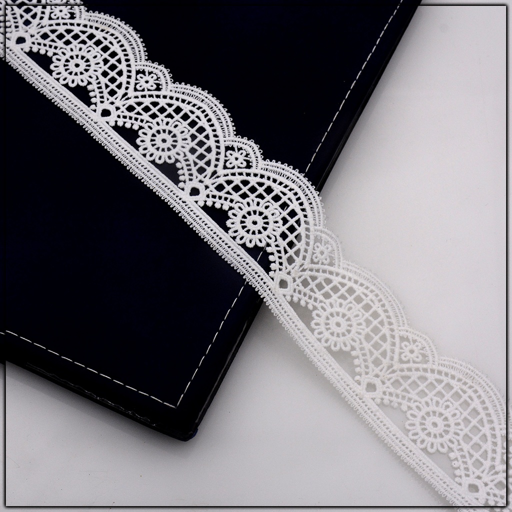 One Side Border Shuttle Lace