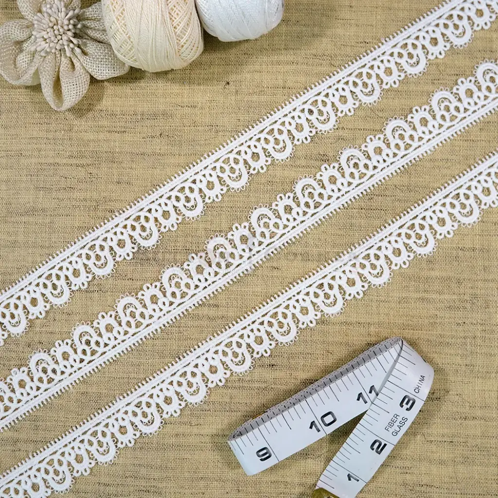One Side Border Shuttle Lace