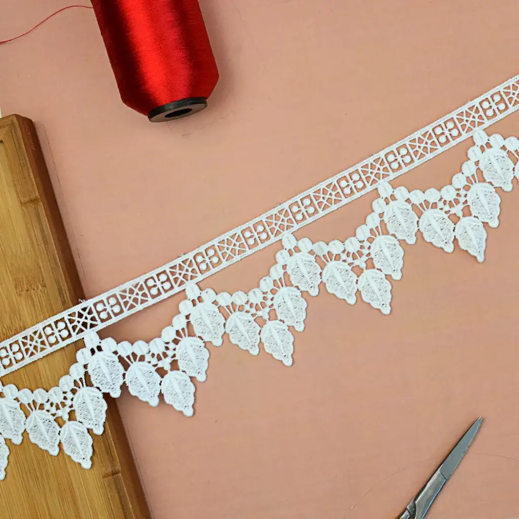 Leaf Scallop Edge with Side Border Shuttle Lace