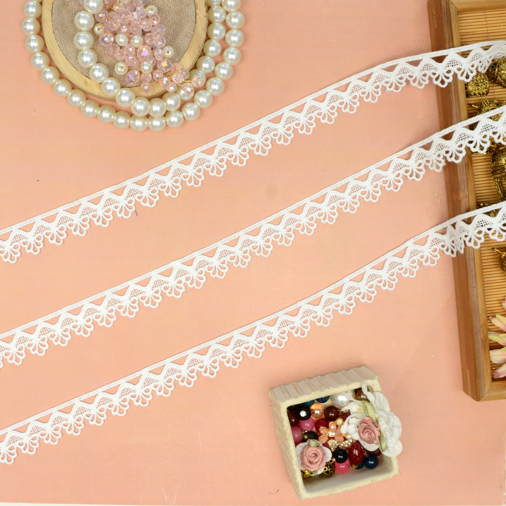 One Side Border Shuttle Lace