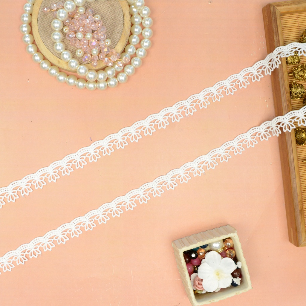 One Side Border Shuttle Lace