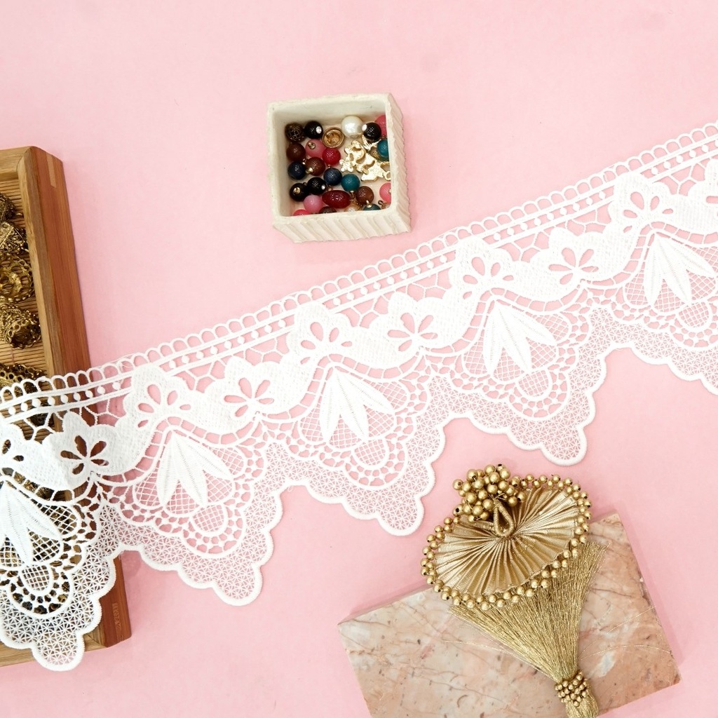 One Side Border Shuttle Lace