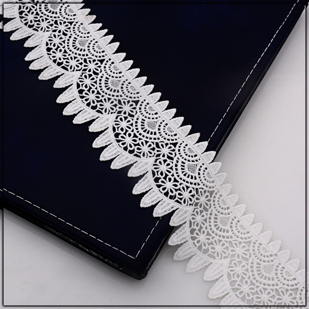 One Side Border Shuttle Lace