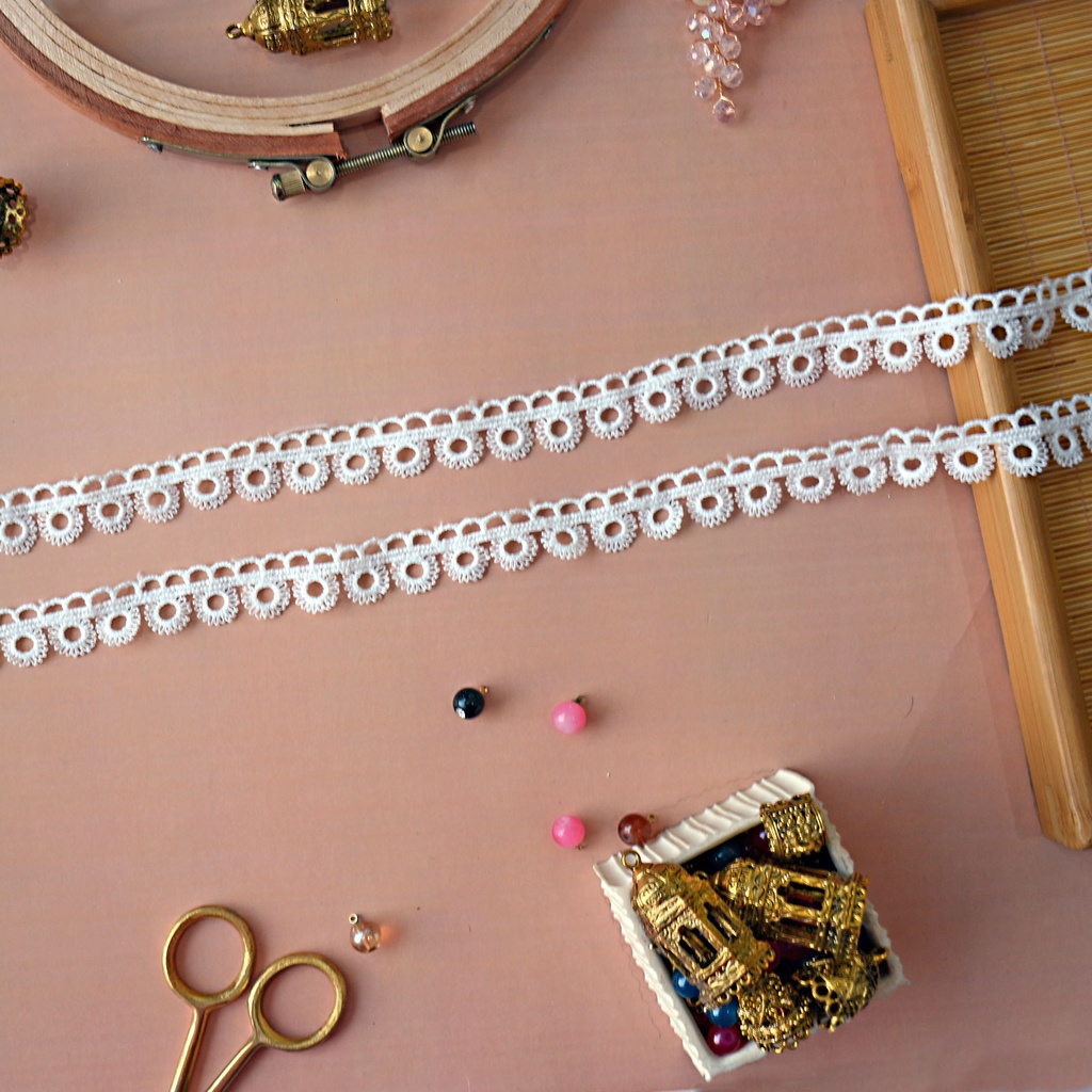 One Side Border Shuttle Lace
