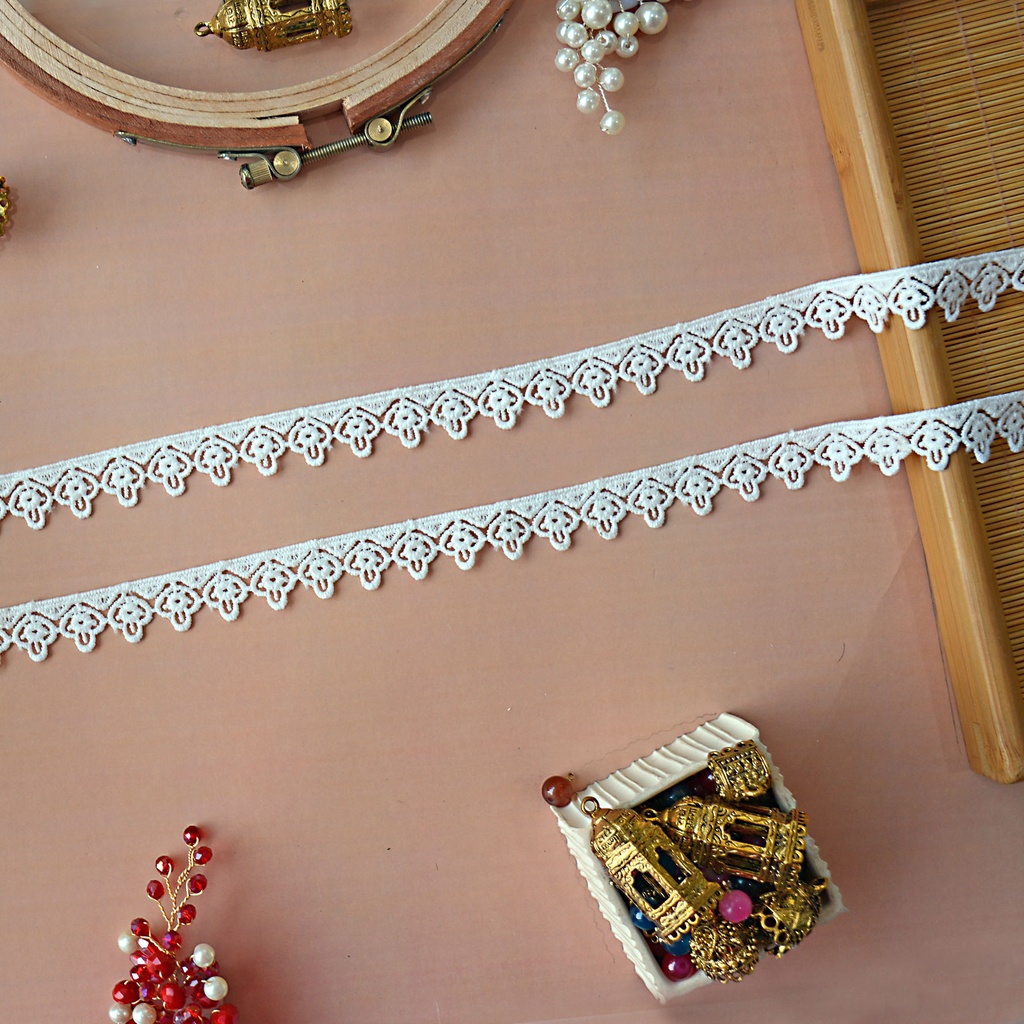 One Side Border Shuttle Lace