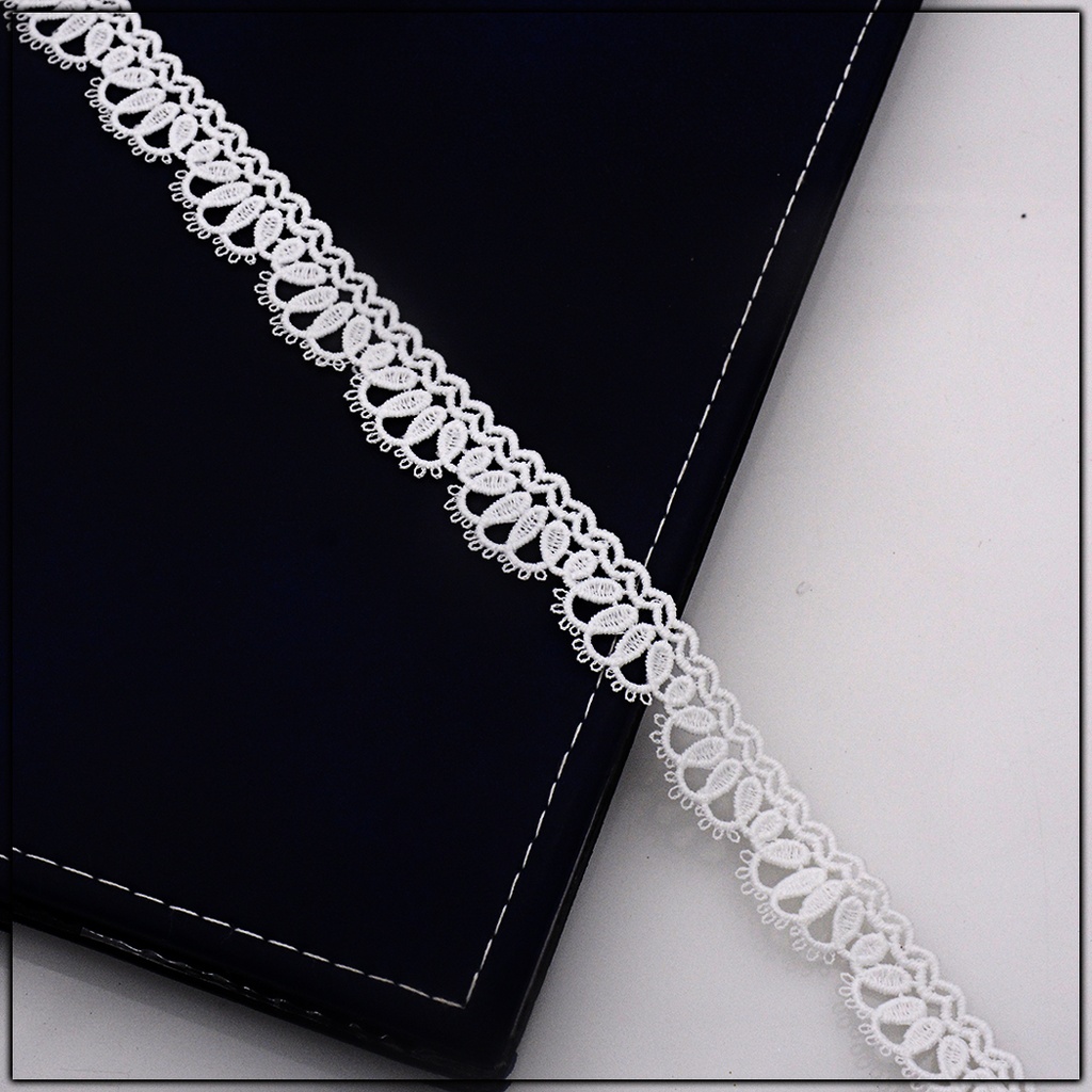 One Side Border Shuttle Lace