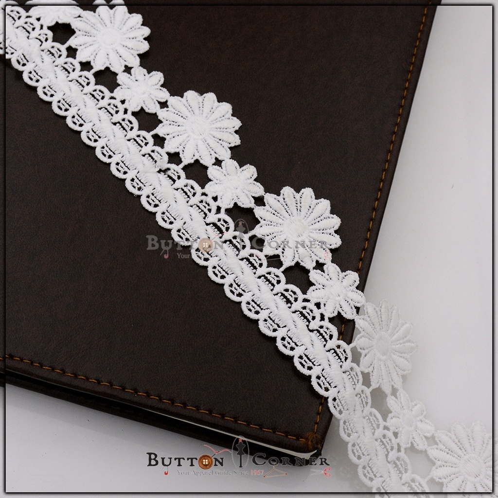 One Side Border Shuttle Lace