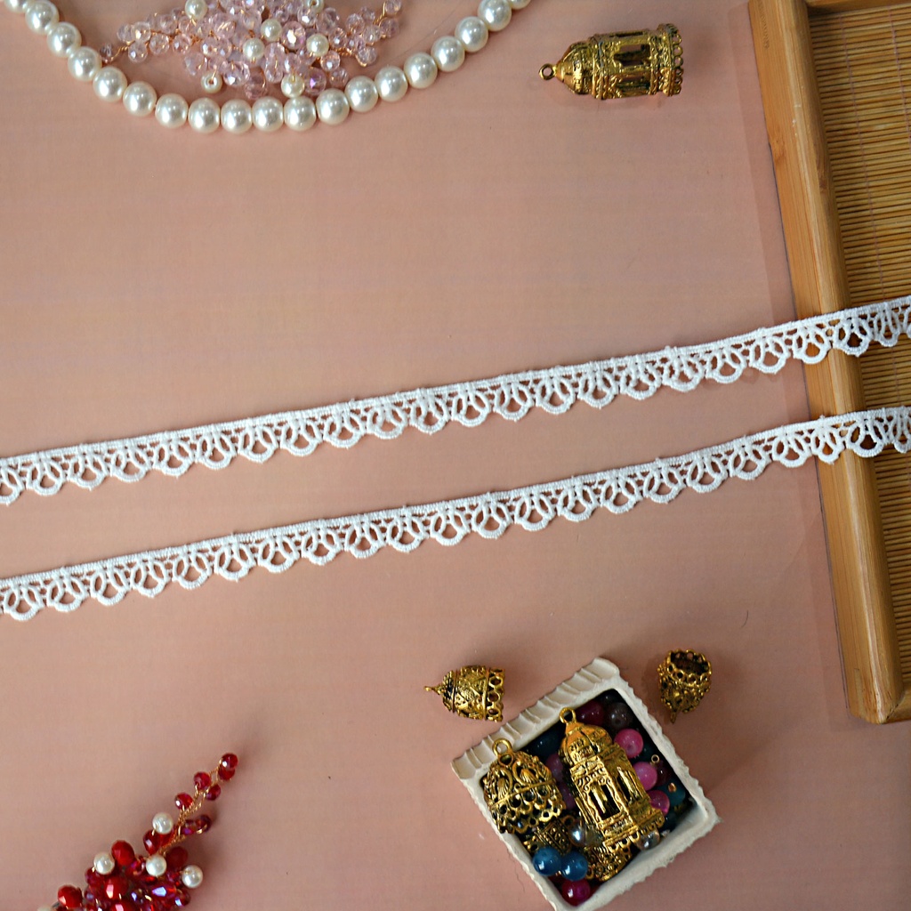 One Side Border Shuttle Lace