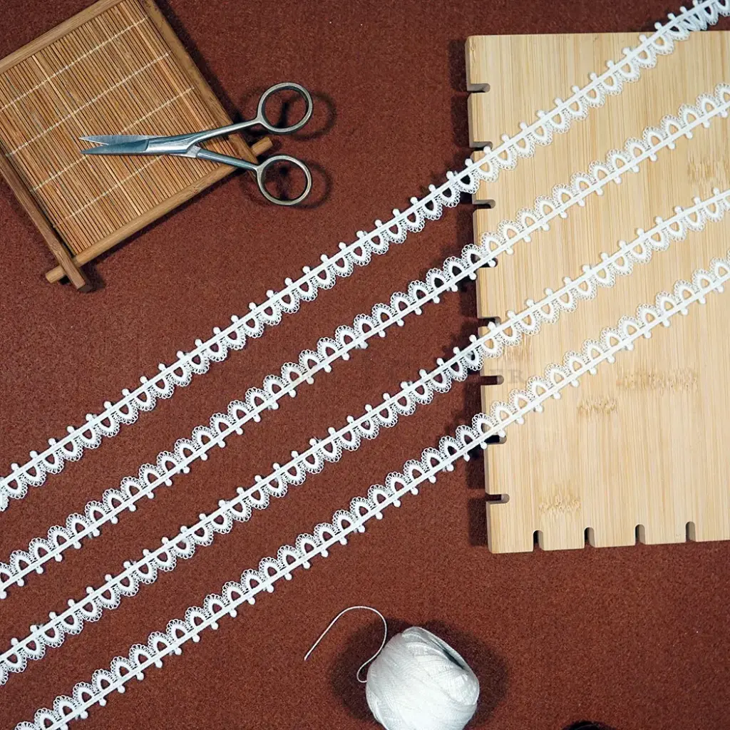 One Side Border Shuttle Lace