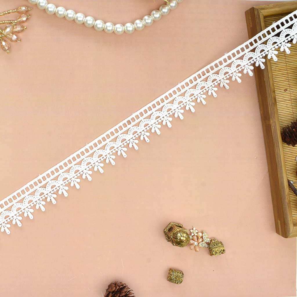 One Side Border Shuttle Lace