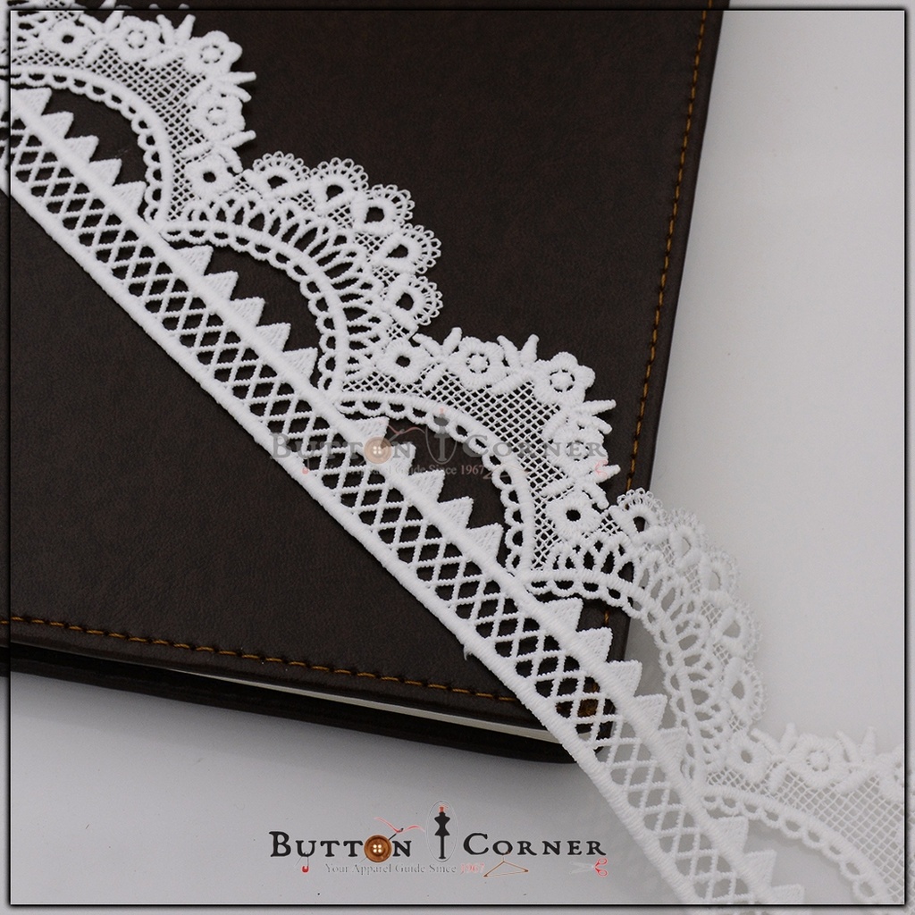 One Side Border Shuttle Lace