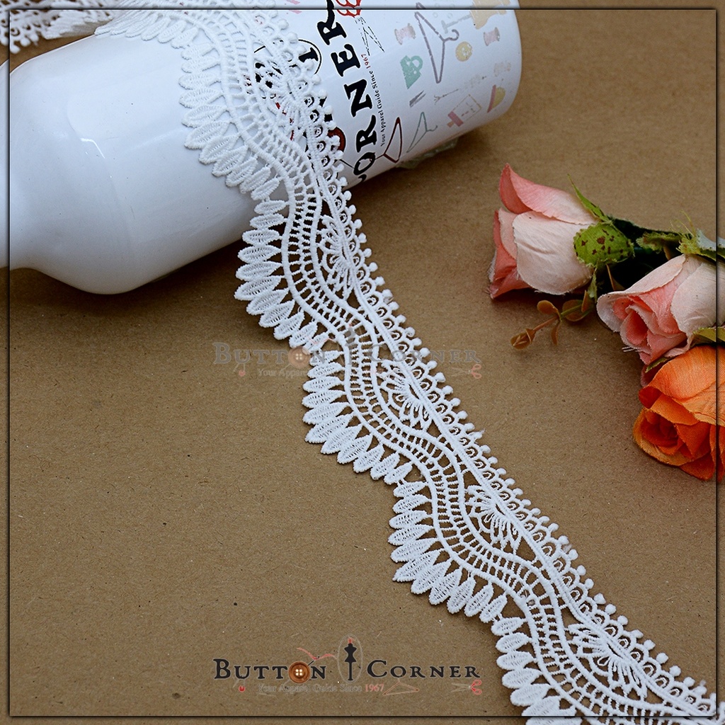 One Side Border Shuttle Lace