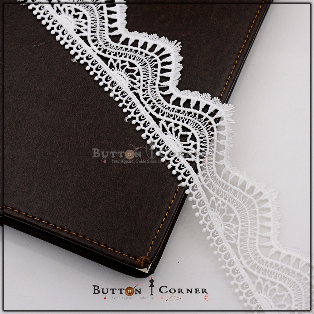 One Side Border Shuttle Lace