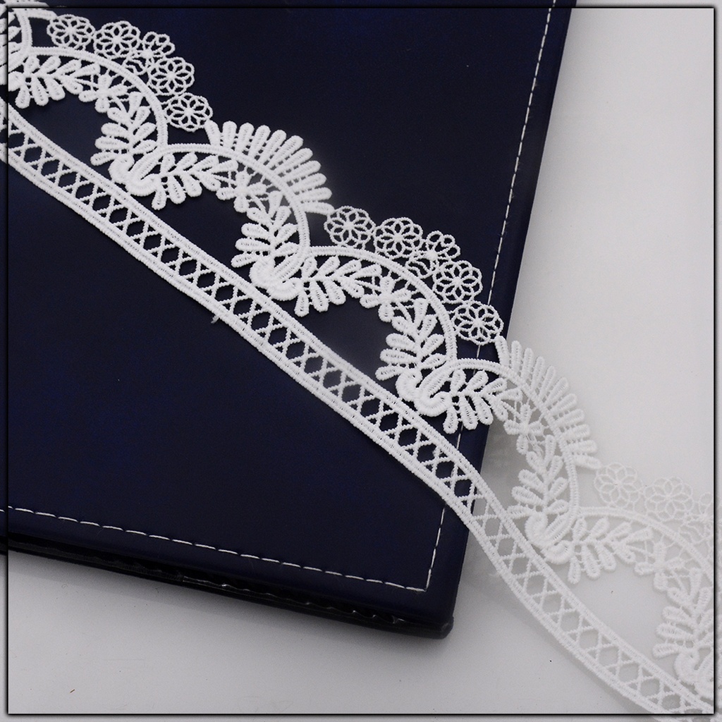 One Side Border Shuttle Lace