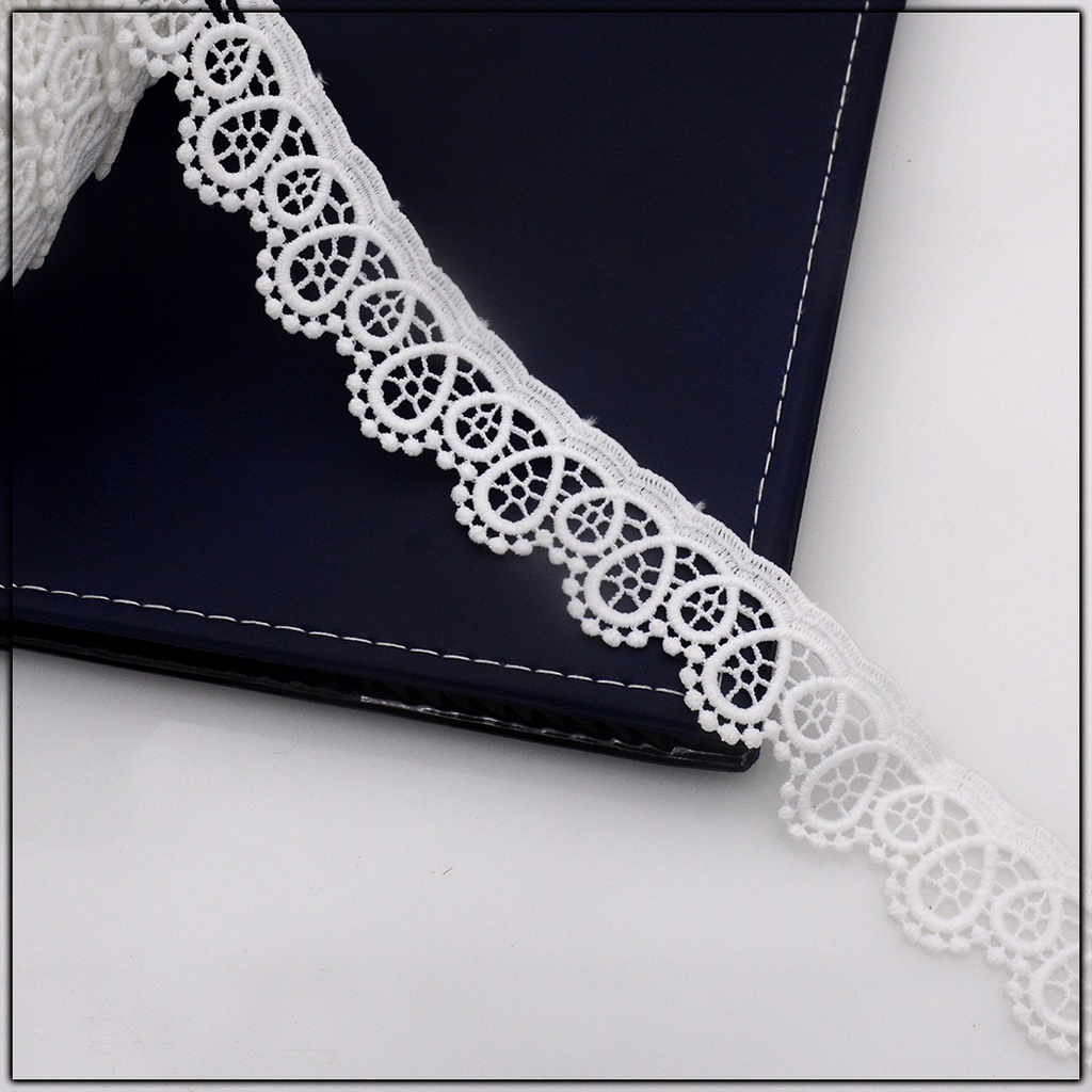 One Side Border Shuttle Lace