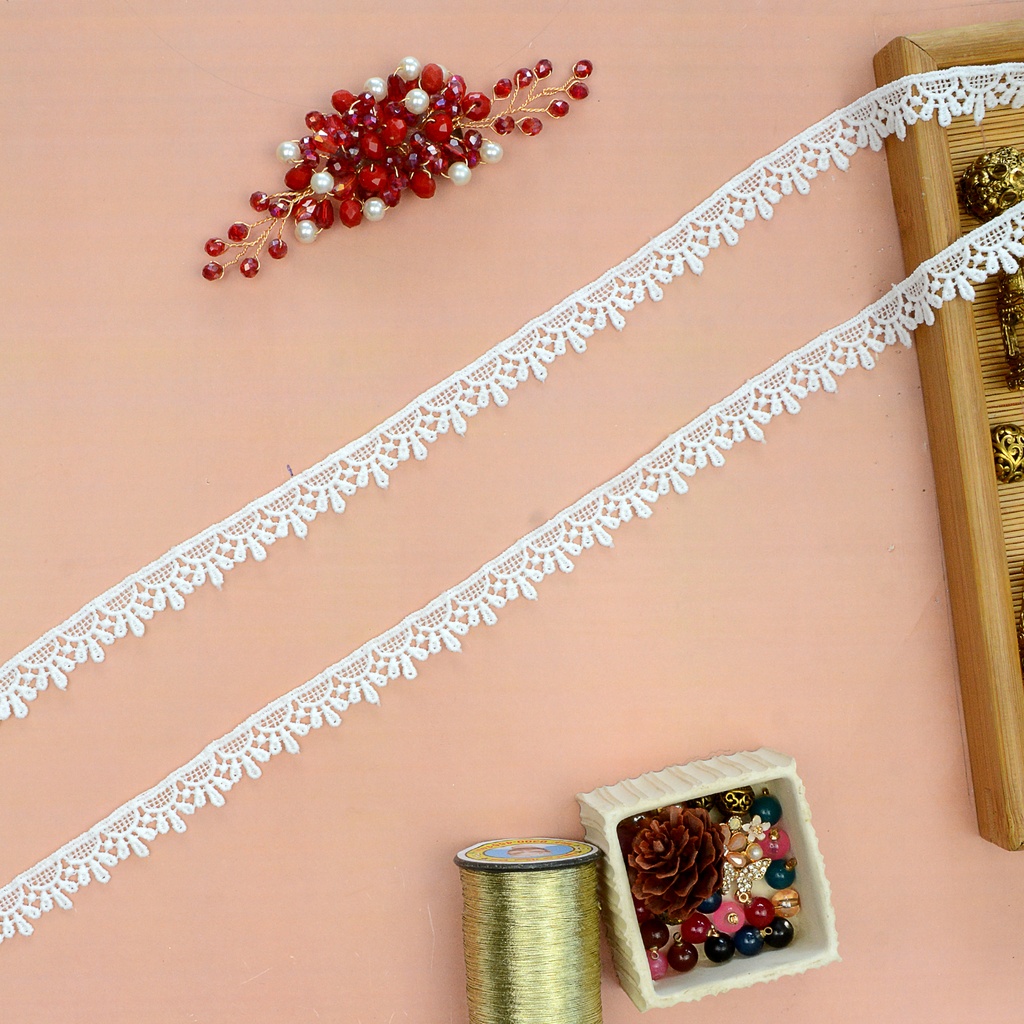 One Side Border Shuttle Lace