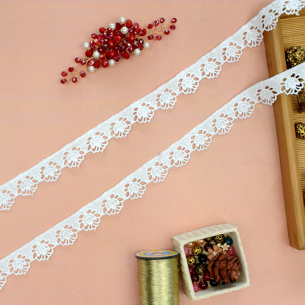 One Side Border Shuttle Lace