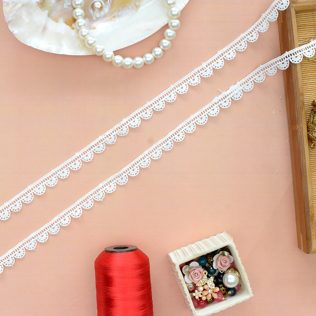 One Side Border Shuttle Lace