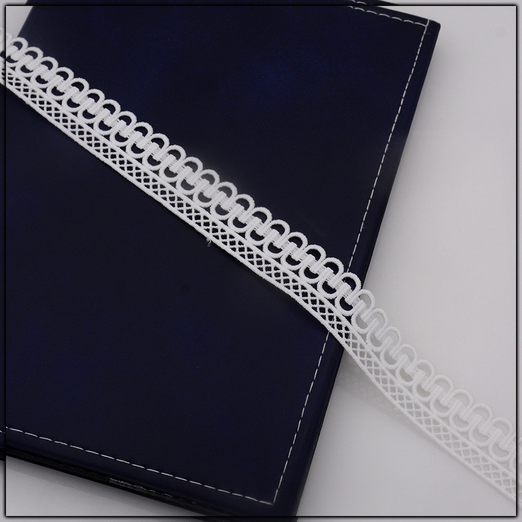 One Side Border Shuttle Lace