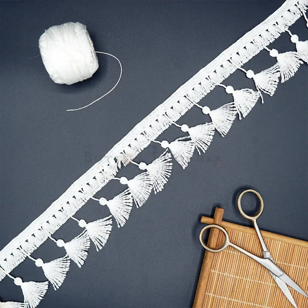 One Side Border Shuttle Hanging Lace