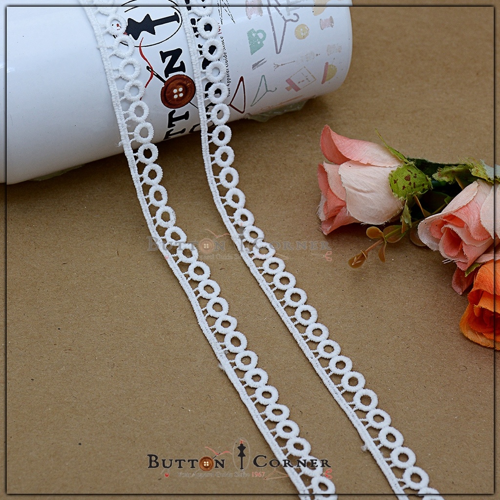 One Side Border Shuttle Lace