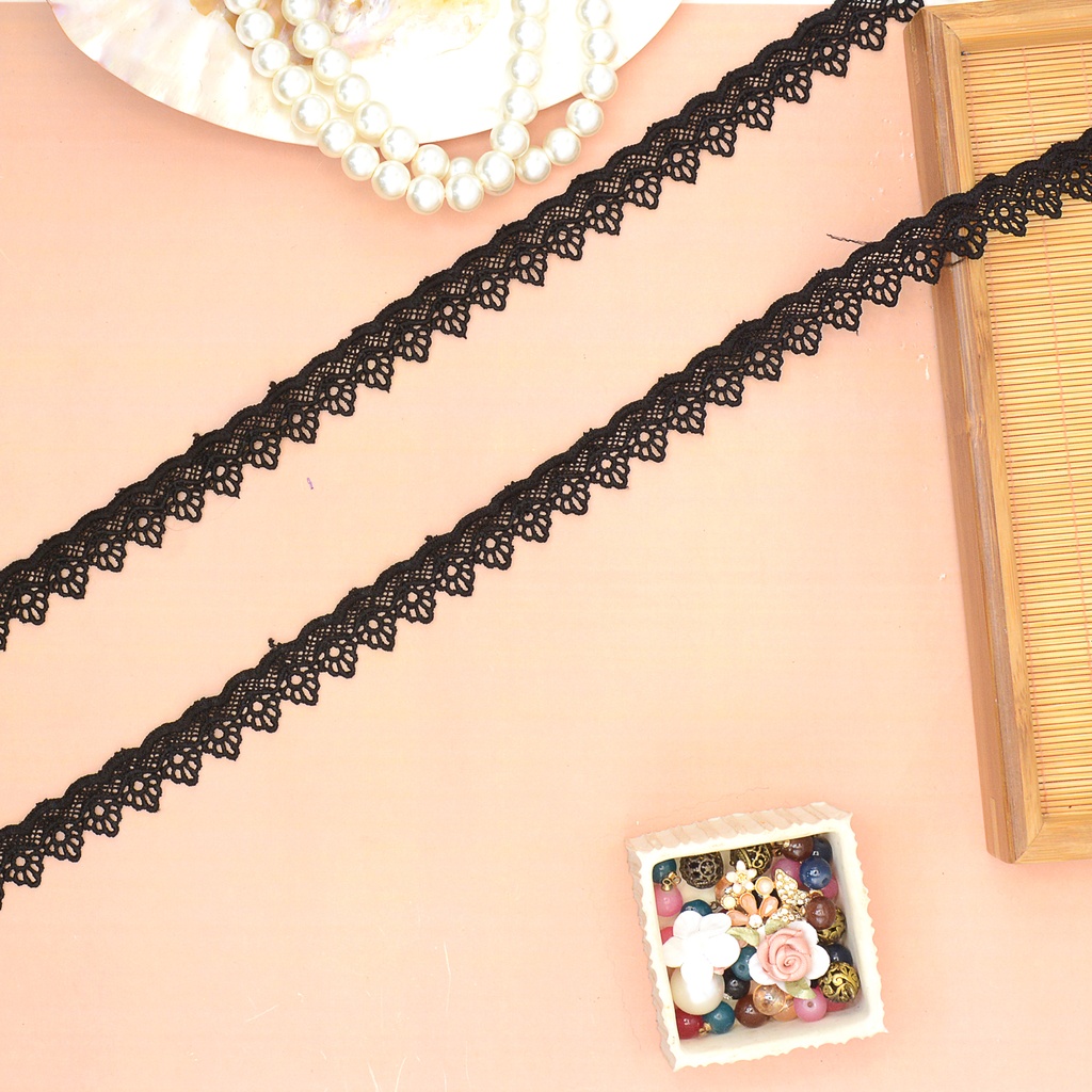 One Side Border Shuttle Lace