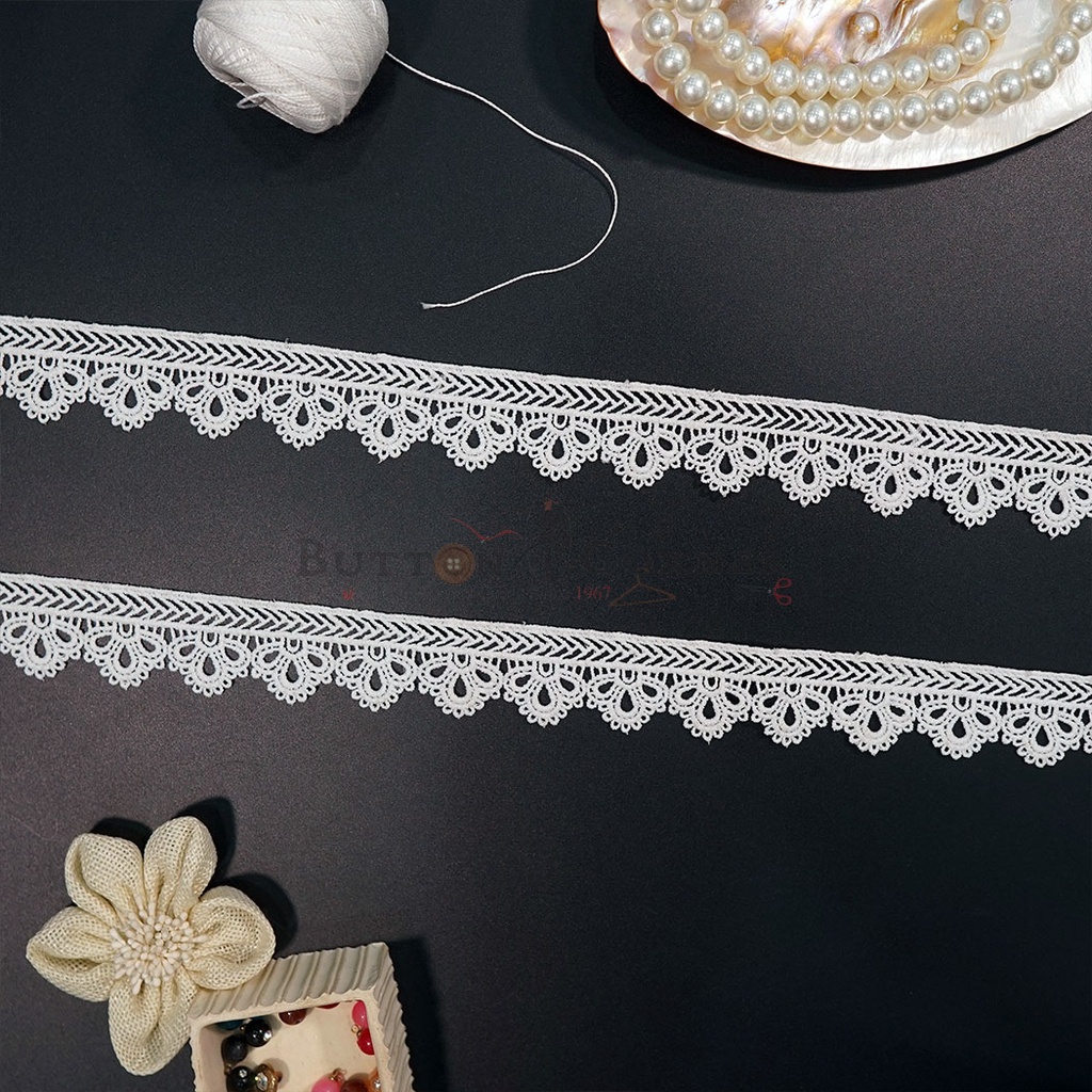 One Side Border Shuttle Lace