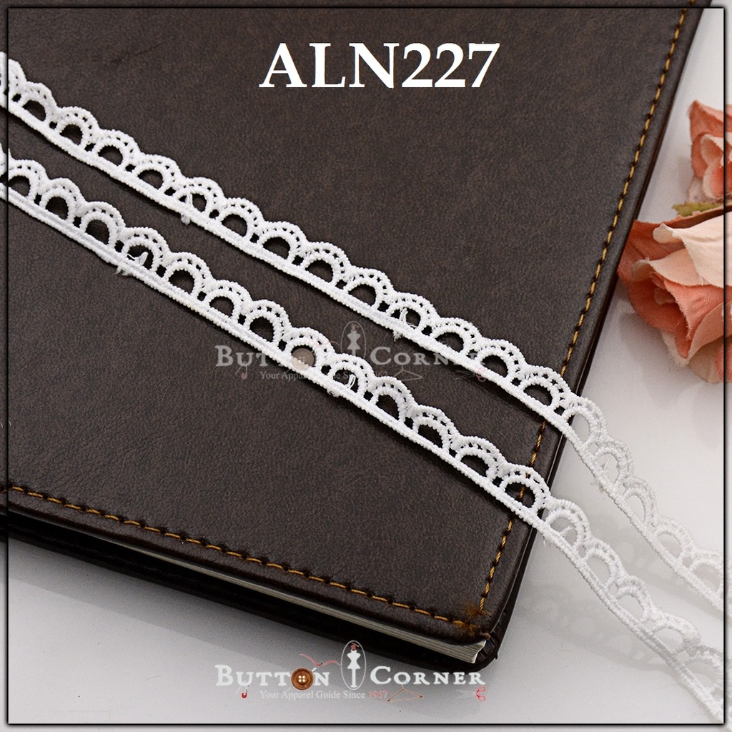 One Side Border Shuttle Lace