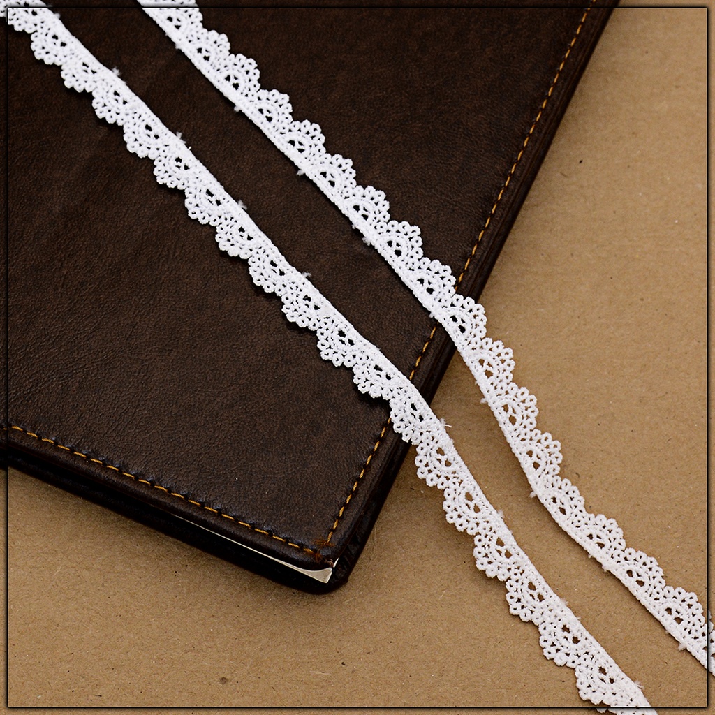 One Side Border Shuttle Lace