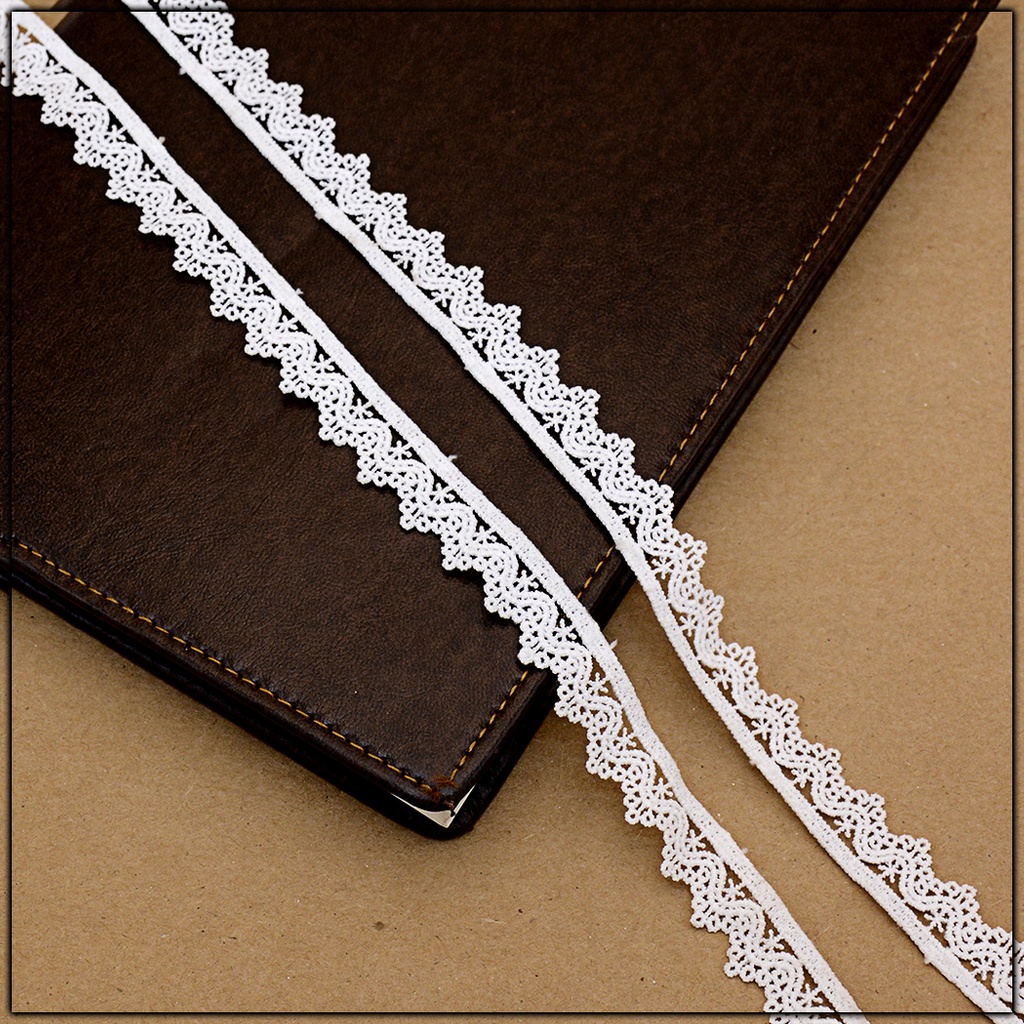 One Side Border Shuttle Lace