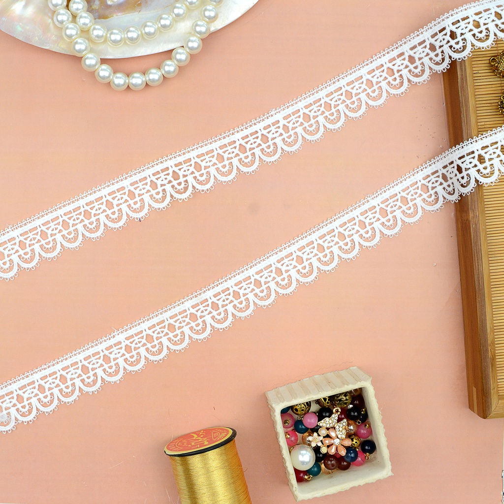 Scallop Edge Side Border Shuttle Lace