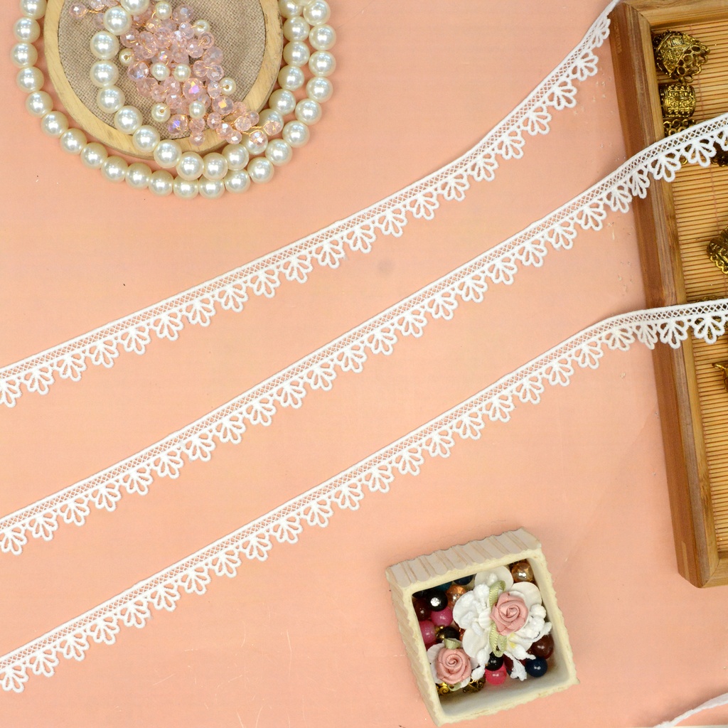 One Side Border Shuttle Lace
