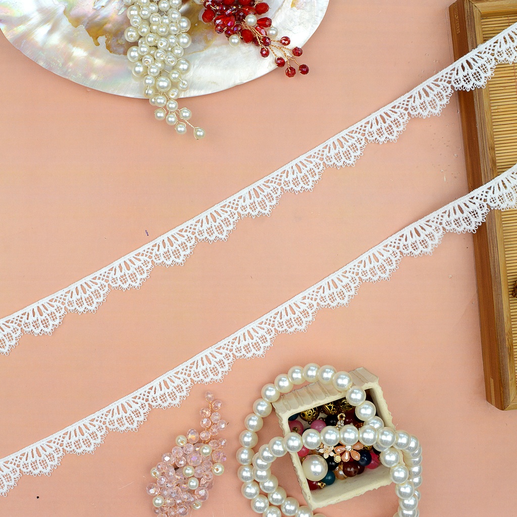 One Side Border Shuttle Lace