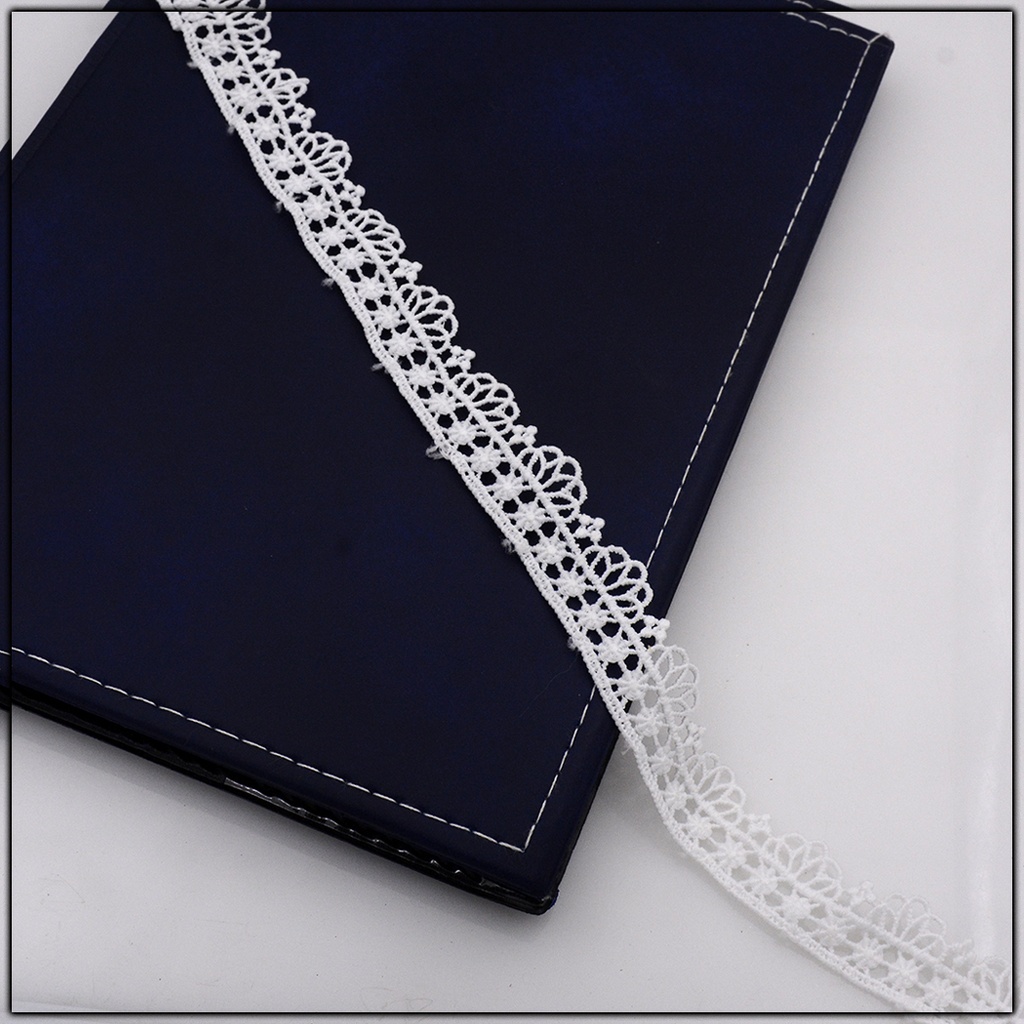 One Side Border Shuttle Lace