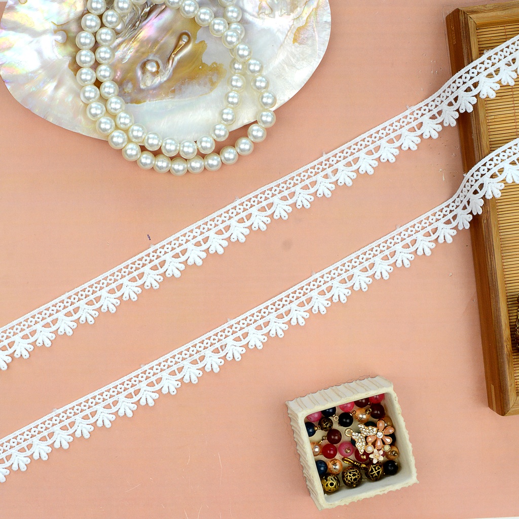 One Side Border Shuttle Lace