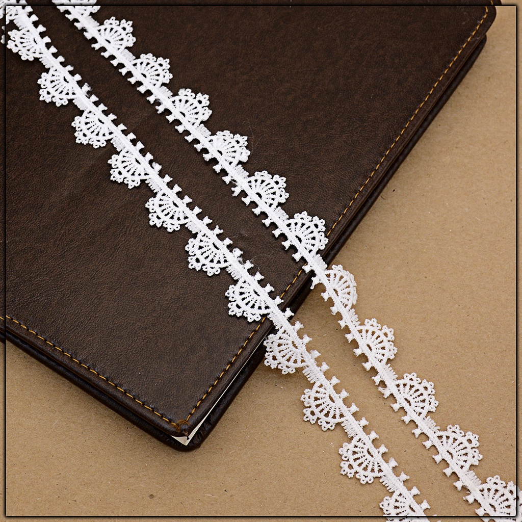 One Side Border Shuttle Lace